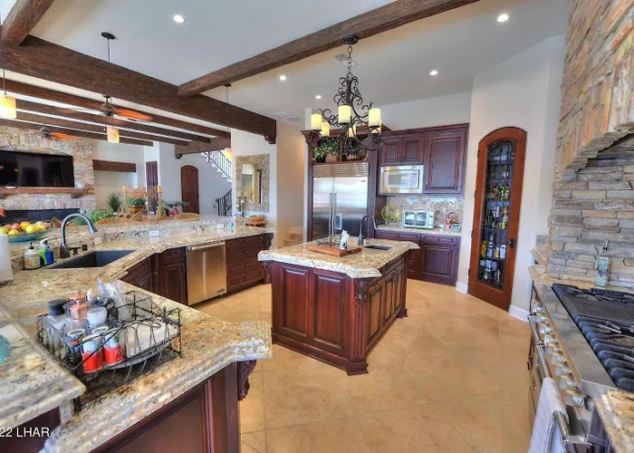 Splash Landing | Riverfront Estate With Infinity Pool, & Private Docks Holiday home