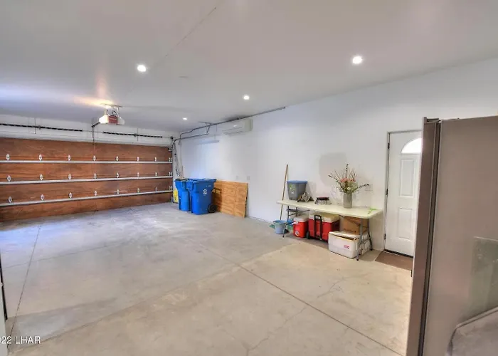 Splash Landing | Riverfront Estate With Infinity Pool, & Private Docks Holiday home