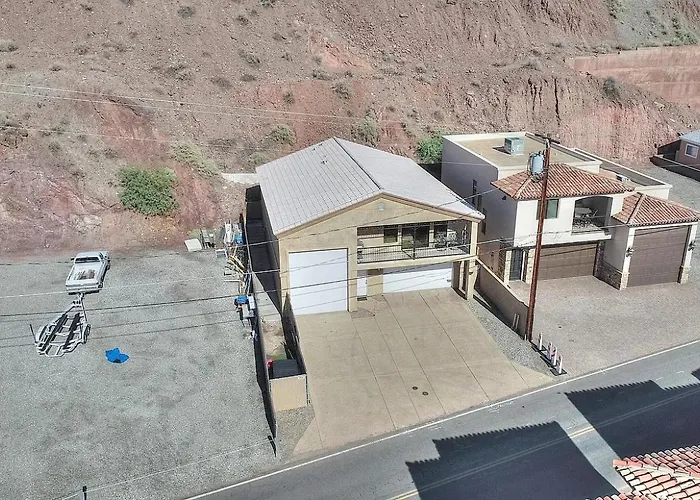 Splash Landing | Riverfront Estate With Infinity Pool, & Private Docks Holiday home *